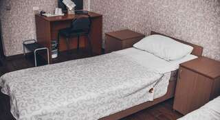 Гостиница Гостевой дом  Солнечная Нижний Тагил Двухместный номер с 2 отдельными кроватями и общей ванной комнатой-16